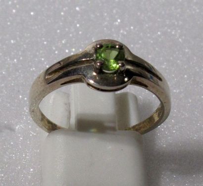 null Sterling silver ring centered on a round peridot - TDD 57 - Gross weight: 2.4...