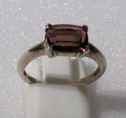 null Sterling silver ring centered on an oval shaped garnet - TDD 55 - Gross weight:...