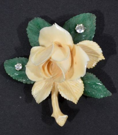 null BROCHE en or jaune 14 K (585/00) surmontée d'une rose en ivoire sculpté sur...