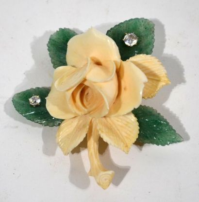 null BROCHE en or jaune 14 K (585/00) surmontée d'une rose en ivoire sculpté sur...