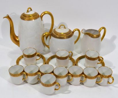 null LIMOGES La Seynie
White porcelain tea/coffee set decorated with a golden frieze...
