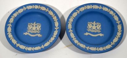 null WEDGWOOD
Two blue and white biscuit pouches decorated with the arms of the city...