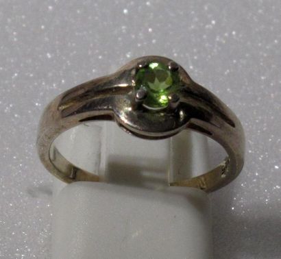 null Sterling silver ring centered on a round peridot - TDD 53 - Gross weight: 2.4...