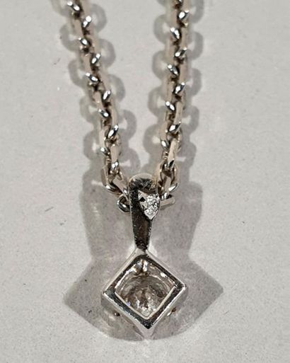 null 18 K (750/oo) white gold pendant set with a brilliant cut diamond calibrating...