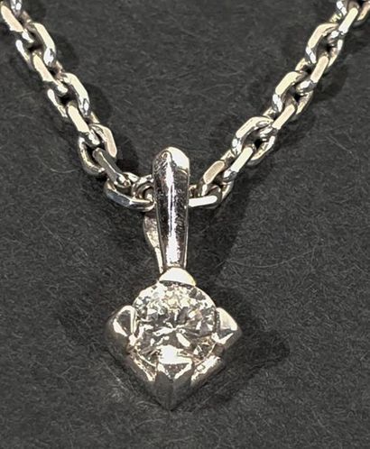 null 18 K (750/oo) white gold pendant set with a brilliant cut diamond calibrating...