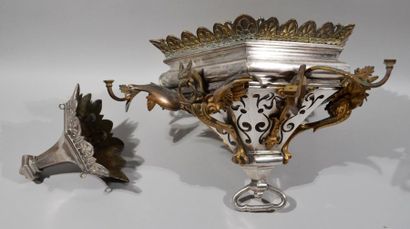 null Deux éléments de LUSTRE hexagonal en bronze doré et argenté ajouré à décor de...