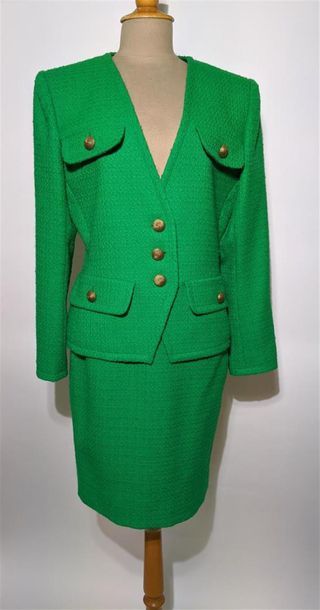 null YVES SAINT-LAURENT Variation
Green wool suit made up of a jacket with 3 buttons,...