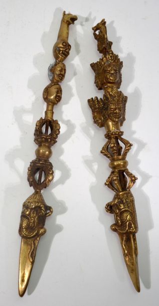 null TIBET
Reunion de deux dagues rituelles en bronze doré dite « Phurbu » :
- une...
