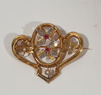 null Brooch in 18 K (750/oo) yellow gold with openwork decoration of flowered branches...