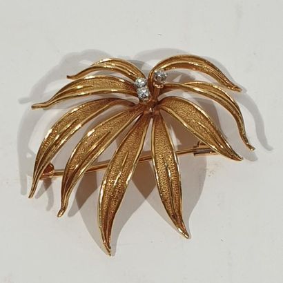 null Brooch in 18 K (750/oo) yellow gold with palm leaf decoration set with three...