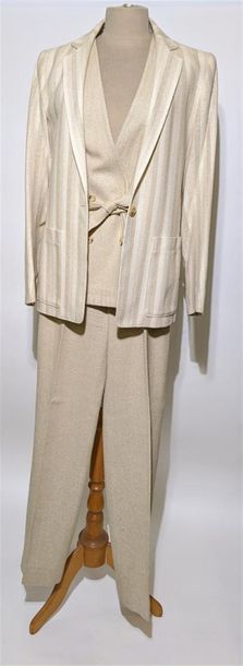 null GUY LAROCHE 
Tailleur 3 pièces en laine et soie grège (T38) composé d'une veste...