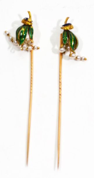null Pair of 18 K (750/oo) yellow gold hat pins with enamelled falling leaves and...