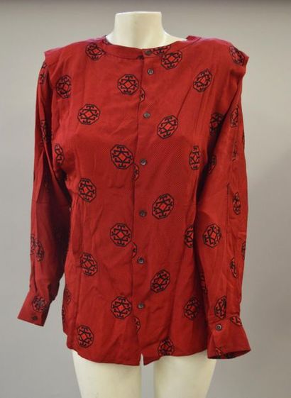 null Lot comprenant : 
- GUY LAROCHE, chemisier rouge
- PIERRE CARDI, chemise en...