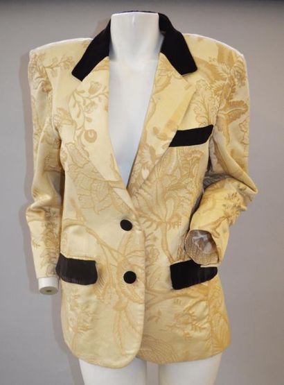 null Lot of 4 jackets including two blazers and two with mao collar.
T40-42.