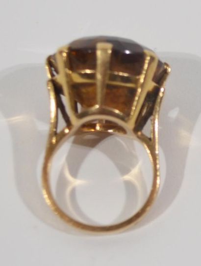 null 18 K (750/oo) yellow gold ring surmounted by a large round orange citrine in...