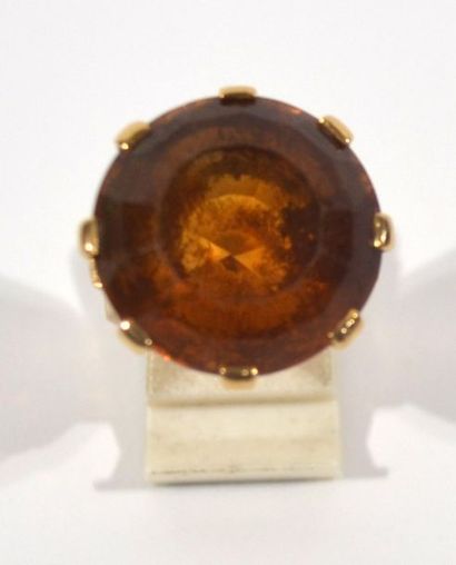 null 18 K (750/oo) yellow gold ring surmounted by a large round orange citrine in...