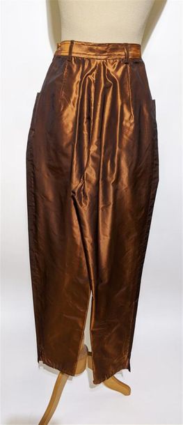 null YVES SAINT-LAURENT Rive gauche
Pantalon en soie couleur cuivre, taille estimée...