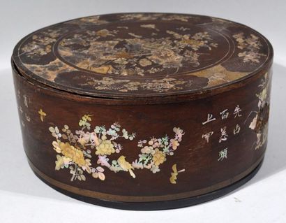 null ROUND JEWELLERY BOX IN LAQUERY inlaid with burgundy mother-of-pearl plaques...
