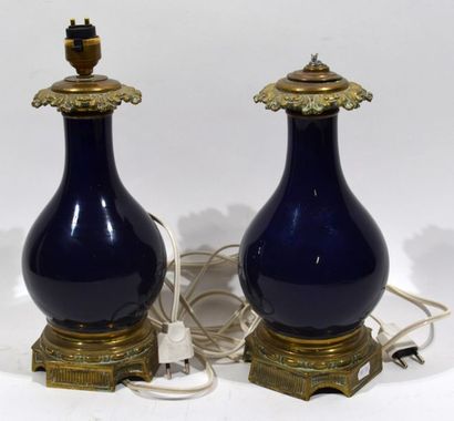 null PAIRE DE VASE monté en lampe de forme balustre en porcelaine bleu de Sèvres,...
