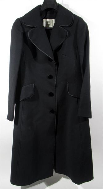 null WEILL
Manteau en lainage noir, entièrement gansé de satin, martingale à l'a...