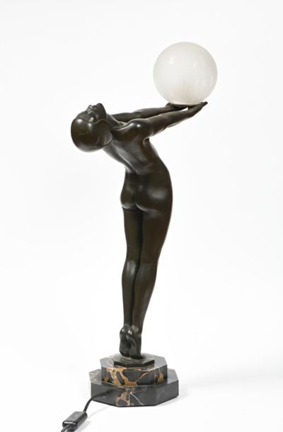 null Max LE VERRIER (1891-1973).
Lampe modèle "Clarté" en régule à patine brun vert...
