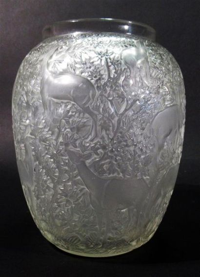null René LALIQUE (1860-1945)
Vase modèle "Biche" en verre moulé, pressé et patiné.
Modèle...