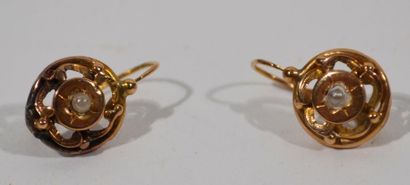 null Pair of 18 K (750/oo) yellow gold SLEEPERS set with a probably fine pearl in...