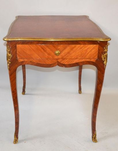 null Flat desk inlaid with satin and amaranth, the ingot tray in brass with leather...