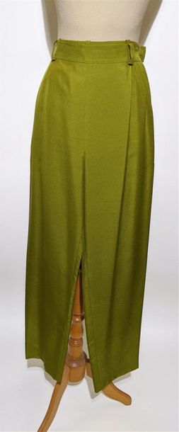 null YVES SAINT-LAURENT Rive gauche
Pantalon en soie couleur verte, taille 36
