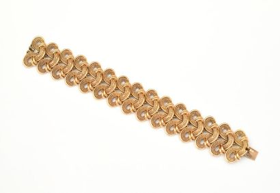 null Important BRACELET semi-rigide en or jaune 18 K (750/oo) à décor de mailles...