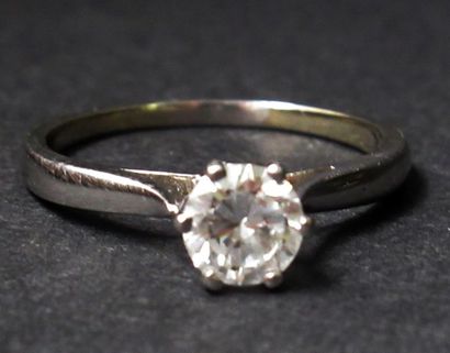 null Solitaire in white gold and platinum surmounted by a brilliant cut diamond calibrating...