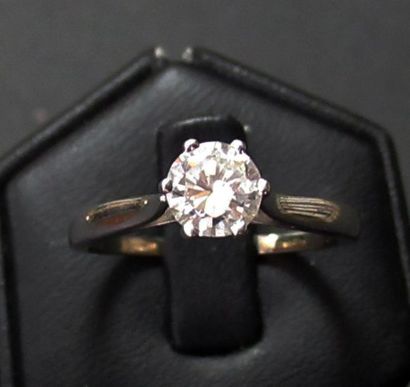 null Solitaire in white gold and platinum surmounted by a brilliant cut diamond calibrating...