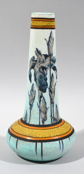 null Delphin MASSIER (1836-1907) à Vallauris
Vase soliflore en céramique à décor...