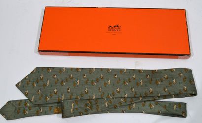 null HERMES Paris
Silk tie with mole motif on a green background.
Numbered 7794 FA.
With...