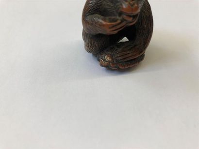 null Lot: a boxwood okimono carved with a monkey and a turtle H 3,5cm and a wooden...