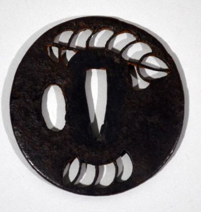 null TSUBA marugata en fer ajouré en Sukashi de feuilles de sorbier et bambou Japon...