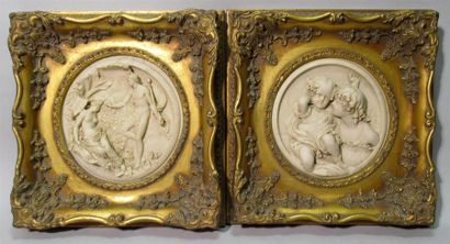 null Edward William WYON (1811-1885) 
Deux reliefs de forme ronde en marbre de Carrare...