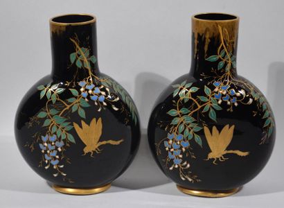 null VAL SAINT LAMBERT (Attribué à)
Paire de vases gourdes en verre hyalite noir...