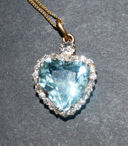 null Pendant in 18 K (750/oo) yellow gold set with a large aquamarine cut in the...