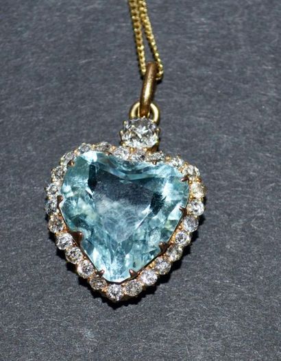 null Pendant in 18 K (750/oo) yellow gold set with a large aquamarine cut in the...