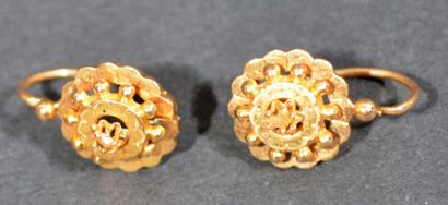 null Pair of 18 K (750/oo) yellow gold sleepers, each centred on a small, probably...