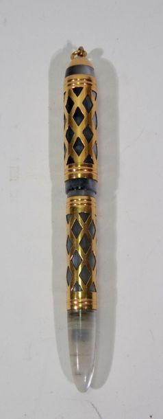 null UNIC
Fountain pen with cross design, 18 carat gold nib.