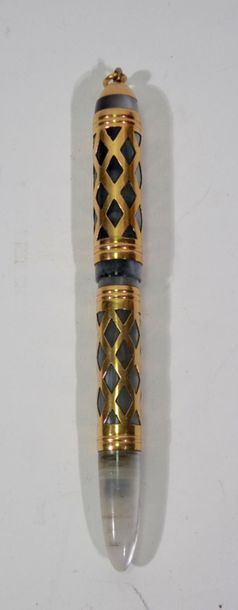 null UNIC
Stylo plume à décor de croisillon, plume en or 18 carats.