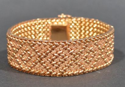 null Important flexible bracelet in 18 K (750/oo) yellow gold with rice grain mesh...