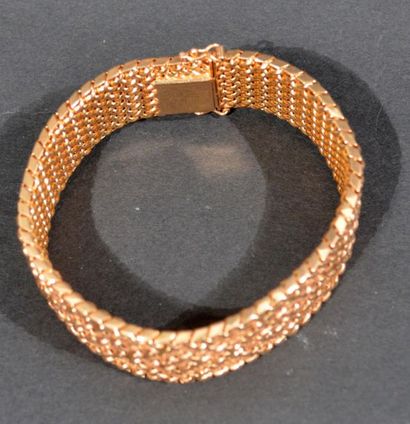 null Important bracelet souple en or jaune 18 K (750/oo) à décor de mailles grains...