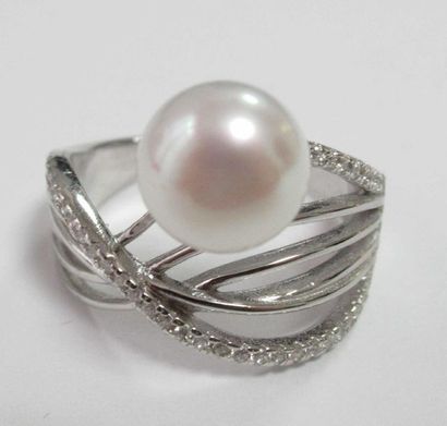 null Ring Silver ring decorated with a cultured pearl, the setting is set with white...