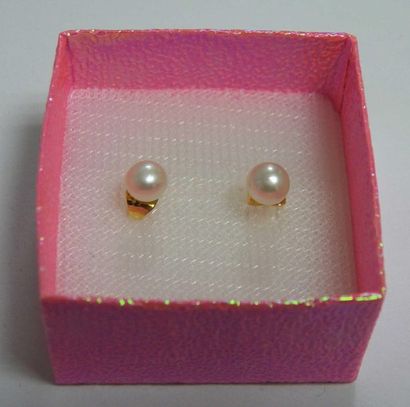 null Pair of small earrings decorated with white cultured pearls on a gold metal...