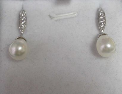 null Pair of silver sleepers decorated with white cultured pearls in drop, the frame...
