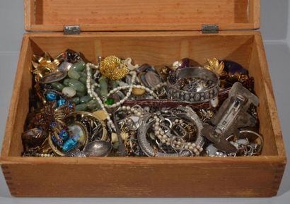 null LOT OF JEWELS contained in a wooden box.