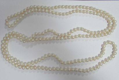 null Very long necklace composed of 163 white cultured pearls (diam: 8.5 mm) tied...